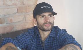 This is byealex official twitter page! Byealex Tavolsagot Tart A Rajongokkal Mert O Nem Egy Ember Az Utcarol Szmo Hu