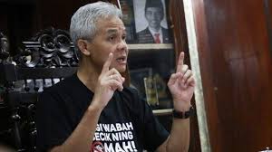 Ganjar pranowo is an indonesian politician and the current governor of central java. Kenakan Pakaian Adat Dayak Saat Kerja Ganjar Pranowo Dipuji Oleh Netizen Ini Fotonya Ganteng Banget Halaman All Pos Kupang