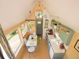 Halo sahabat desain rumah minimalis, di episode kali ini saya akan membagikan desain tata ruang rumah kecil sederhana, memiliki lahan yang sempit tidak menghalangi untuk bisa memiliki rumah idaman yang nyaman dan indah, dengan lahan yang sempit kita masih bisa membuat rumah kita terlihat bagus dan menarik, memang mengingat harga tanah sekarang sangatlah mahal dan susah dijangkau, terkadang. Just Info Desain Bangunan Kecil Yang Fungsional Bangunan Mungil Dengan Tata Ruang Dalam Yang Memesona