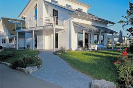 Walking inside, you'll see the lovely den to your right, with a 12′ ceiling and a powder room just next door. Zeitgenossisch Moderne Hauser Schoner Wohnen