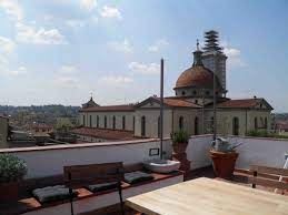 Firenze, via pistoiese, in traversa tranquillissima, al piano terreno delizioso e ampio trilocale, composto da ingresso su soggiorno con angolo cottura, camera, studio, servizio finestrato con doccia ampio ripostiglio attrezzato a lavanderia. Appartamento In Vendita A Firenze Rif V52