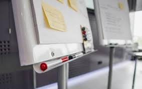 El concepto de resumen alude a una técnica utilizada con el objetivo de reducir un texto para obtener uno más acotado en el que se dejen de lado los detalles secundarios para hacer énfasis en lo más importante. Que Es Un Resumen Su Definicion Y Significado 2021