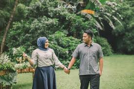Casual prewedding white casual outdoor prewedding hugging. 30 Foto Prewedding Hijab Casual Indoor Outdoor Modern