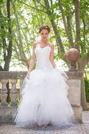 En version courte évasée, cette robe est réalisée en dentelle , son en version longue, la jupe est en tulle avec du volume, la taille est soulignée par une petite ceinture strassée, la particularité de ce modèle est de. Modele A La Folie Robe De Mariee 2 En 1 Transformable En Version Courte Pour La Soiree Wedding Dresses Sleeveless Wedding Dress One Shoulder Wedding Dress