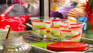 Kyung resto, kyung yang berarti cemerlang, nama ini ada juga kedai unik lainnya seperti kafetaria es unik, yaitu kedai yang menjual berbagai jenis es seperti es teler, es goyobod, es selendang mayang. Selendang Mayang Minuman Cantik Dari Betawi Genpi Co