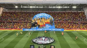 « Champions d’Europe », chantent les Parisiens, pendant le tifo du RC Lens — La Voix du Nord