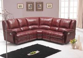Ingin membuat pernyataan di ruang tamu musim gugur ini? Desain Sofa Ruang Tamu Warna Merah Terbaru 2019 Red Leather Sofa Leather Sofa Small Sectional Sofa