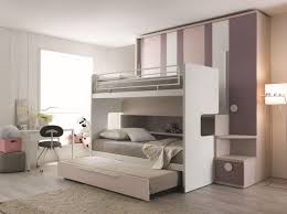 Diese, in italien entwickelten möbelstücke nehmen nicht wirklich viel platz weg. Platzsparend Schlafzimmer Mit Drei Betten Und Kleiderschrank Idfdesign