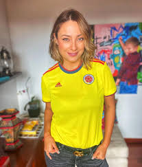 Последние твиты от marina granziera (@marinagranziera). Mujeres Periodistas Lucen La Nueva Camiseta De La Seleccion Colombia De Adidas