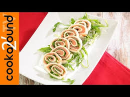 Purtroppo il salmone affumicato perde gran parte del contenuto di omega 3 e quindi deve ritenersi un prodotto salutisticamente meno interessante del salmone al naturale. 5 Antipasti Veloci Con Il Salmone Affumicato Guide Di Cucina