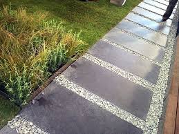 Grosse Steinplatten Mit Kies Und Kurzem Rasen So Oder So Ahnlich Stellen Wir Uns Unseren Garten Vor Wenn Er Mal Fertig Landschaftsdesign Garten Gartenplanung