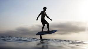 بعد السيارة الكهربائية والطائرات المسيرة شاهد اللوح المائي الطائر فليت بورد الإخبارية