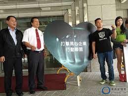 (男)悲傷的心情 沉重的腳步 勉強來離開 滿腹的苦衷 滿腹的痛苦 不願來流浪 我親像海波. éƒ­æ¡‚å½¬ç›¸é—œæ–°èžå ±å°Ž æ‡¶äººåŒ… ç…§ç‰‡ å½±ç‰‡ è©•åƒ¹ çˆ­è­° è² è©• ç¼ºé»ž Ptt Dcard Ettodayæ–°èžé›²