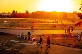 Vergangenheit und zukunft des legendären innerstädtischen flughafens, einem der größten gebäude der welt. 12 Typen Auf Dem Tempelhofer Feld Die Uns Nerven Und Die Wir Lieben