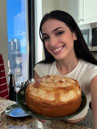 Un paio di giorni fa ho preparato una torta di mele per le mie amiche, che  mi sono passate a trovare! Oltre ad essere bella da vedere, era anche  sofficissima e stra
