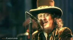 Strutturalmente tripartito, l'arrangiamento del brano, realizzato da zucchero insieme a max marcolini, è affidato all'elettronica nella prima parte,. Zucchero Le 10 Canzoni Piu Famose E La Discografia Tv Sorrisi E Canzoni