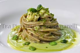 Tanti prodotti e alimenti al farro biologico: Tra Pignatte E Sgommarelli Spaghetti Di Farro Con Crema Di Fave Fresche Scampi E Mollica Di Pane Alle Erbe