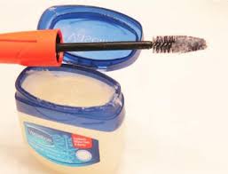 Votre Petit Pot De Vaseline Peut En Faire Bien Plus 17 Astuces Etonnantes Que L On Aurait Aime Connaitre Plus Tot Usage Vaseline Mascara Fait Maison Vaseline