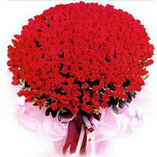 Rote rosen online bestellen mit dem rosenversand von euroflorist. Pin Von Mnm Auf Hearts Roses S 100 Rote Rosen Roter Rosenstrauss Rosen