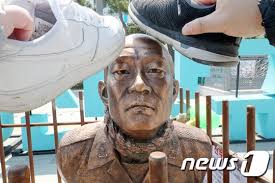1979년 군 내 불법 사조직인 하나회를 결성, 12.12 군사반란을 주도하였다. ë¬´ë¦Žê¿‡ì€ ì „ë'í™˜ ë™ìƒ ì— ë¶„ë…¸ í­ë°œ ê·¸ëž˜ë„ ì†ì´ ì‹œì›í•˜ì§€ ì•Šì•„