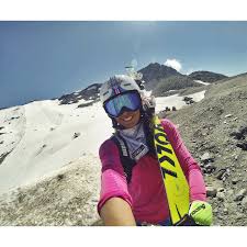 Österrikiskan rosina schneeberger med startnummer 21 kraschade redan i en av de första portarna och även hon såg ut att slå i knät illa. Rosina Schneeberger Photos Facebook