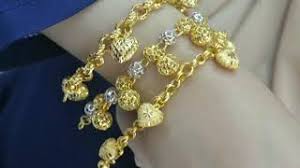 Rantai tangan emas terbaru aurora italia public gold adalah koleksi gelang tangan emas dengan pelbagai pilihan aksesori buah penyeri emas atau keunikan koleksi aurora italia dengan ratusan buah emas atau charms dapat melonjakkan nilai barang kemas dengan reka bentuk yang cantik. Rantai Tangan Emas Fesyen 916 Youtube