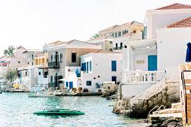Υπάρχουν τρία μέσα, καΐκια, το sebeco ii (www.alkoferries.gr, τηλ: Boho Kalokairinos Gamos Sth Xalkh Weddingtales Gr