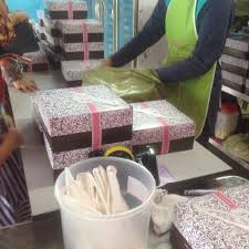 * coklat almandine, sekelas dengan coklat patchi, almandine harganya lebih murah, tapi rasa dan kualitas nya lebih baik. Sweet Bakery Confectoinery Bakery