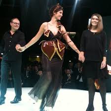Salon Du Chocolat Paris Oct 2013 Defile De Robe Lors De La Soiree D Inauguration Robe Daphne Maria Boyarovskaya Idees De Mode Robe Formelle Jean Paul Hevin