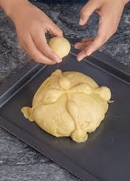 El Paso A Paso Para Hacer Pan De Muerto Receta En 2020 Pan De Muerto Receta Pan De Muerto Recetas De Cosas Dulces