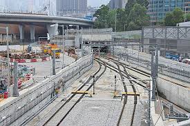 大圍至紅磡段 （第一期，項目代號「東西走廊」）：由 馬鞍山綫 向南伸延，經過 顯徑 （ 顯徑站. æ¸¯éµæ²™ä¸­ç¶«ç´…ç£¡ç«™å°‡é'¿é©—80è™•çŸ³å±Ž æœˆå°å±¤ é‹¼ç­‹æŽ¥é§é€ å‡ å¤§ç´€å…ƒ