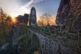 Sonnenaufgang An Der Bastei Elbsandsteingebirge Sachsischeschweiz In Der Fotocommunity Fotoland Fot Elbsandsteingebirge Monument Valley Reisen Deutschland