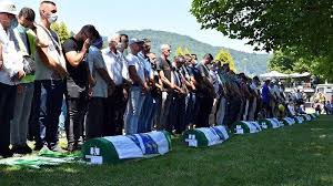 Jenderal mladic kini menjadi buronan internasional yang telah didapati bersalah karena genosida dan berbagai kejahatan perang lain di yugoslavia. Korban Selamat Pembantaian Tentara Serbia Akhirnya Memegang Tulang Ayahnya Sebelum Dikubur Halaman All Serambi Indonesia