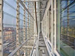 Da lunedi' a venerdi' continuato dalle 08.30 alle 13.00. Torre Intesa Sanpaolo