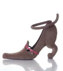 Une fille qui adore les chaussures sera prête à souffrir le martyr des heures durant en et pour se motiver, l'adage il faut souffrir pour être belle résonnera en boucle dans sa tête. Top 30 Paires Des Chaussures Les Plus Bizarres Du Monde