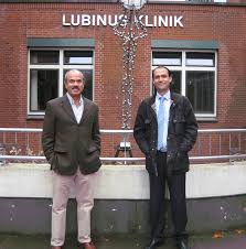 Land ist es schon etwas bedeutendes, eine solche klinik, eine solche stiftung hier zu haben, eine klinik, die sich spezialisiert, die von sportlern sehr stark besucht wird. El Dr Ribera Con El Dr Cordero En La Lubinus Klinik De Kiel Alemania Centro Cot Cirugia Ortopedica Y Traumatologia En Sevilla
