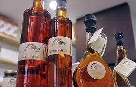 Una descrizione completa di cos'è, come si produce e come si usa può ad esempio trovarsi in. Come Si Produce E Come Si Usa La Colatura Di Alici Sapori Dei Sassi