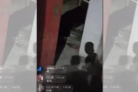 國防大學女學生遠距教學「拚命連結」活春宮影像外洩 同學全傻眼 eetoday 林彥臣 國防大學因應疫情影響，現在也採取遠距教學，但是有一名政戰學院的女學生，在19日的 視訊上課過程中，意外洩漏和男友「 713å¾®è§£å° åœ‹é˜²å¤§å­¸ç·šä¸Šæ•™å­¸é©šç¾ æ´»æ˜¥å®® åœ‹é˜²éƒ¨é•· åš´æŸ¥åš´è¾¦