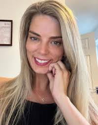 Hi everyone, I'm Jen 👋🏻 Here's a few things about me you might not know  1️⃣ I'm 5 ft 10 but always wear heels. Growing up my posture was terrible  as I