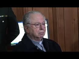 El testimonio más impactante recogido en 2010 por la televisión nacional de chile, fue el de james hamilton, hoy gastroenterólogo. Papa Expulsa Del Sacerdocio A Fernando Karadima Por Abuso Sexual Youtube