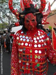 Le masque était fabriqué en utilisant divers matériaux et objets de récupération comme des. Carnaval De Martinique Martinique Carnaval Antillais