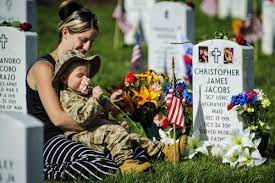 Es posible que tengamos muchas obligaciones como nación, pero solo tenemos una obligación verdaderamente sagrada, y es equipar a aquellos a quienes enviamos al peligro, dijo biden. Espanol Ee Uu Celebra El Memorial Day Dia De Los Caidos Obama Pide A Los Estadounidenses Que No Olviden Que El Pais Sigue En Guerra