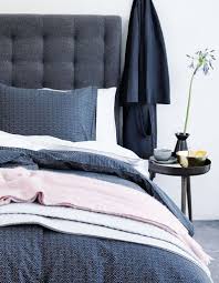 La tête de lit est un élément décoratif ainsi qu'un objet de confort. Top 5 Des Couleurs A Marier Avec Le Bleu Marine La Nouvelle Couleur Qu On Adore Elle Decoration