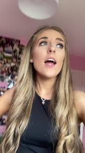 Carla Burke (@carla.b.xx)