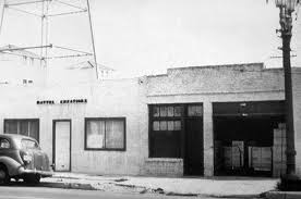 10 Famous Companies That Started In A Garage Garage Frame Company Barbie Dolls