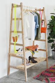 Einen schrank selber bauen, ist für heimwerker mit sicherheit eine anspruchsvolle aufgabe, aber mit den folgenden bauanleitungen auf im folgenden finden sie anleitungen für kleiderschränke verschiedenster art, unter anderem auch, wie sie einen schrank für eine dachschräge selber bauen. Ankleidezimmer Selber Bauen Bastelideen Anleitung Und Bilder