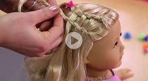 Here's a simple springtime doll hairstyle that takes no time at all! Dos Dolls Fun American Girl Hairstyles For Your Girl And Her Doll American Girl