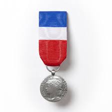 La médaille d'honneur du travail est une distinction décernée par l'etat qui récompense les salariés pour leur ancienneté (20 médaille du travail 20 ans. Medaille Du Travail 20 Ans Sergequipement
