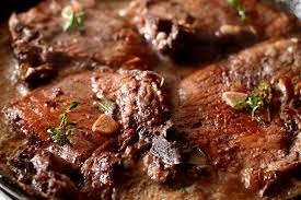 Cu siguranță nu e necesar să fac o mare descriere la acest platou, toți iubesc și uneori duc dorul acestui fel de mâncare. Cotlete De Porc In Sos De Vin Rosu Retete Culinare Laura Adamache