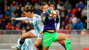 Jugadora de @psg_feminines de la find out how psg and chile goalkeeper christiane endler is helping women's football develop in her. Christiane Endler The Chile Keeper Who Is Opening Doors For Other Women Cnn